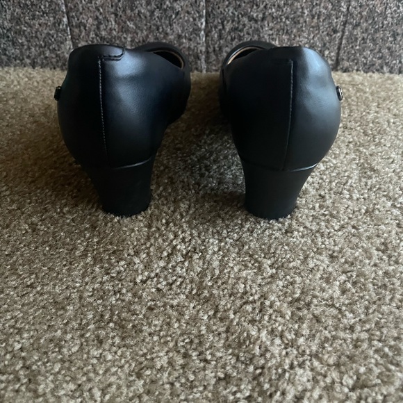 Lightly used Black leather pumps size 8.5 - Picture 2 of 6